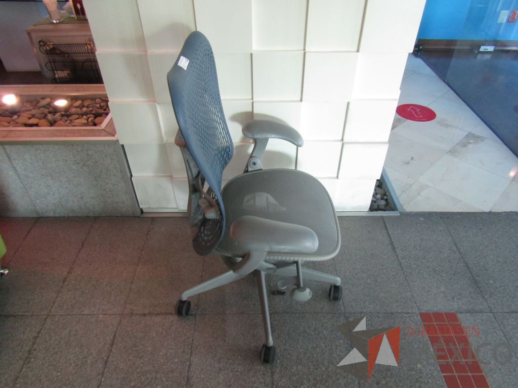 Lote 060 - Silla operativa con ruedas, descansabrazos fijo, asiento en malla color gris y respaldo en plástico color azul - Imagen 4