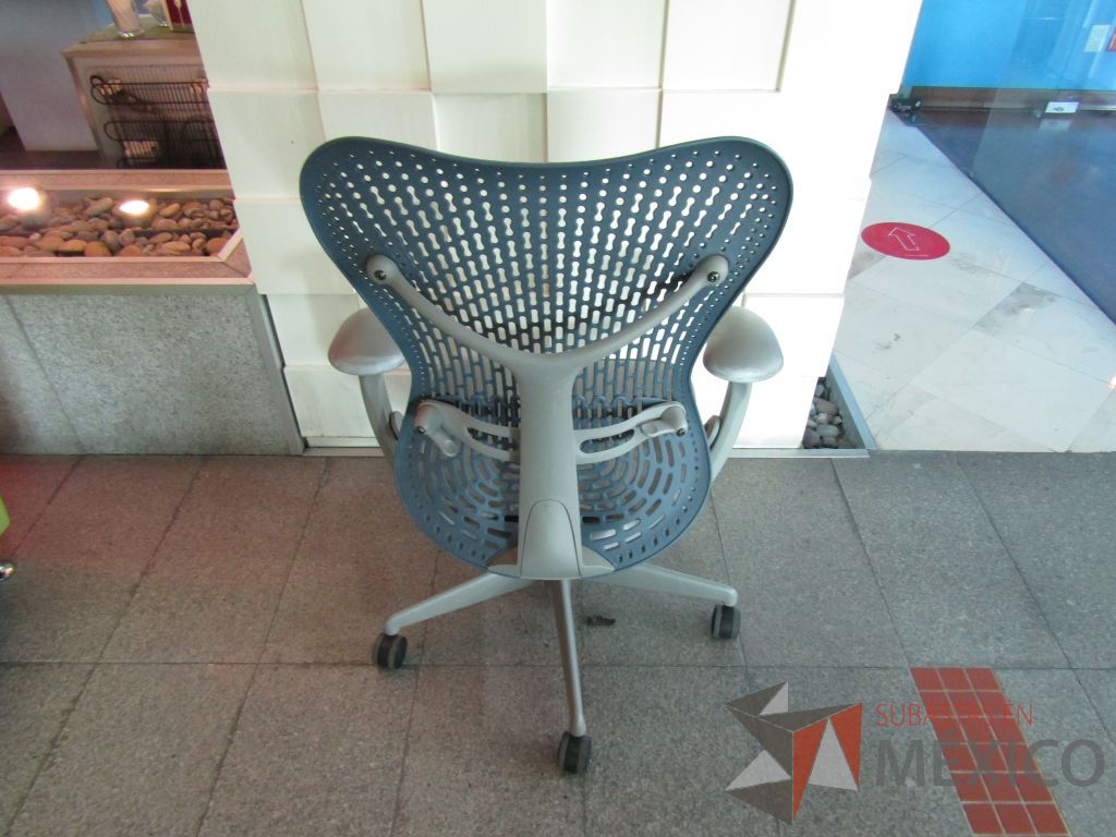 Lote 060 - Silla operativa con ruedas, descansabrazos fijo, asiento en malla color gris y respaldo en plástico color azul - Imagen 5