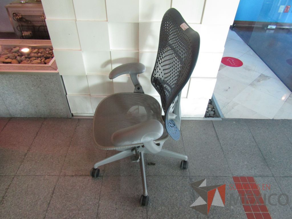 Lote 060 - Silla operativa con ruedas, descansabrazos fijo, asiento en malla color gris y respaldo en plástico color azul - Imagen 7