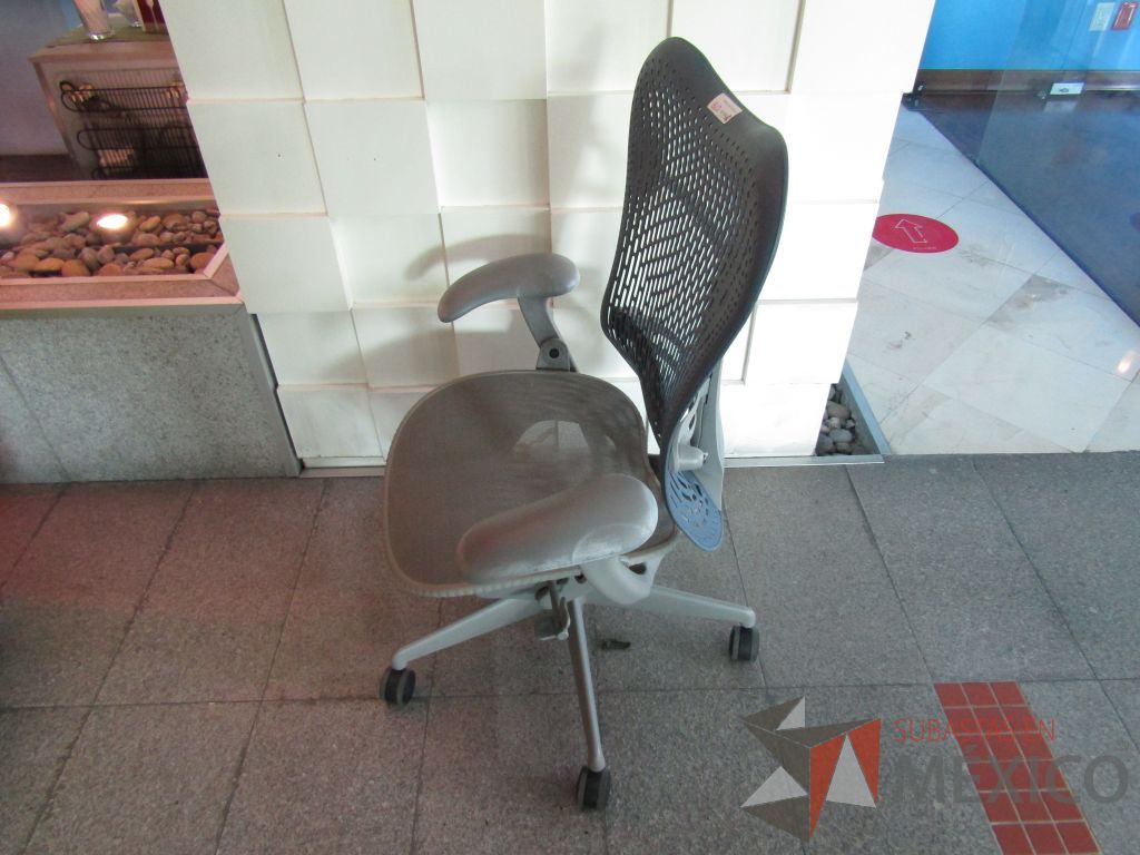 Lote 060 - Silla operativa con ruedas, descansabrazos fijo, asiento en malla color gris y respaldo en plástico color azul - Imagen 8