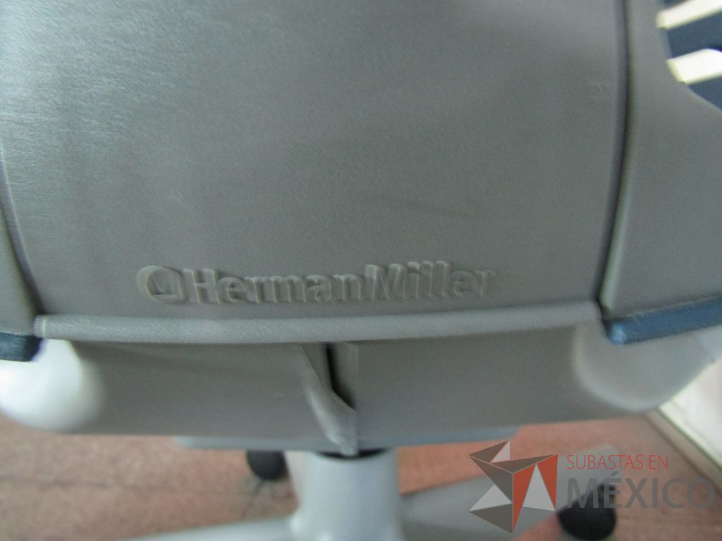Lote 060 - Silla operativa con ruedas, descansabrazos fijo, asiento en malla color gris y respaldo en plástico color azul - Imagen 9