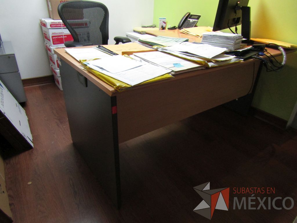 Lote 061 - Escritorio, estructura de madera, cubierta color café y 1 archivero vertical de 2 cajones - Imagen 6