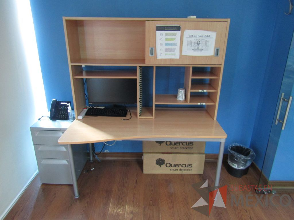 Lote 053 - Mesa de trabajo, estructura metálica, cubierta color café y librero sobrepuesto con 1 puerta corrediza y 4 entrepaños