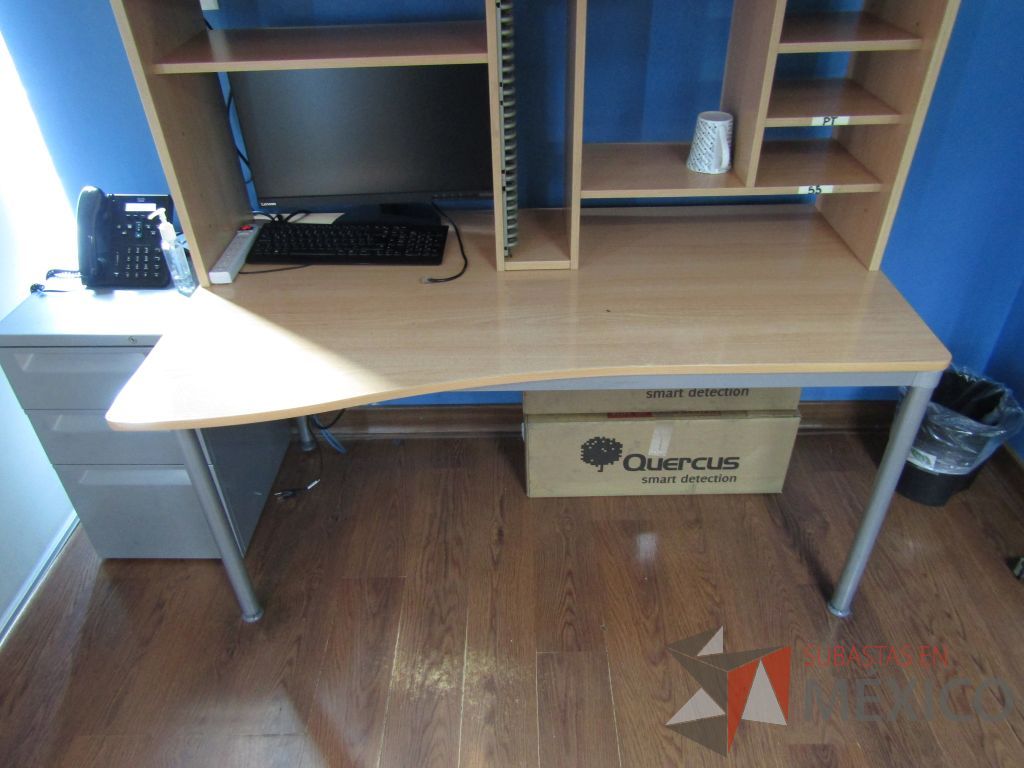 Lote 053 - Mesa de trabajo, estructura metálica, cubierta color café y librero sobrepuesto con 1 puerta corrediza y 4 entrepaños - Imagen 5