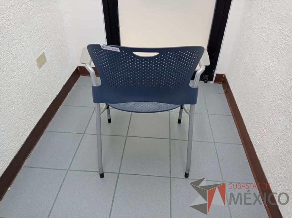 Lote 045 - Silla de visita con 4 patas metálicas, asiento y respaldo color azul marino - Imagen 5