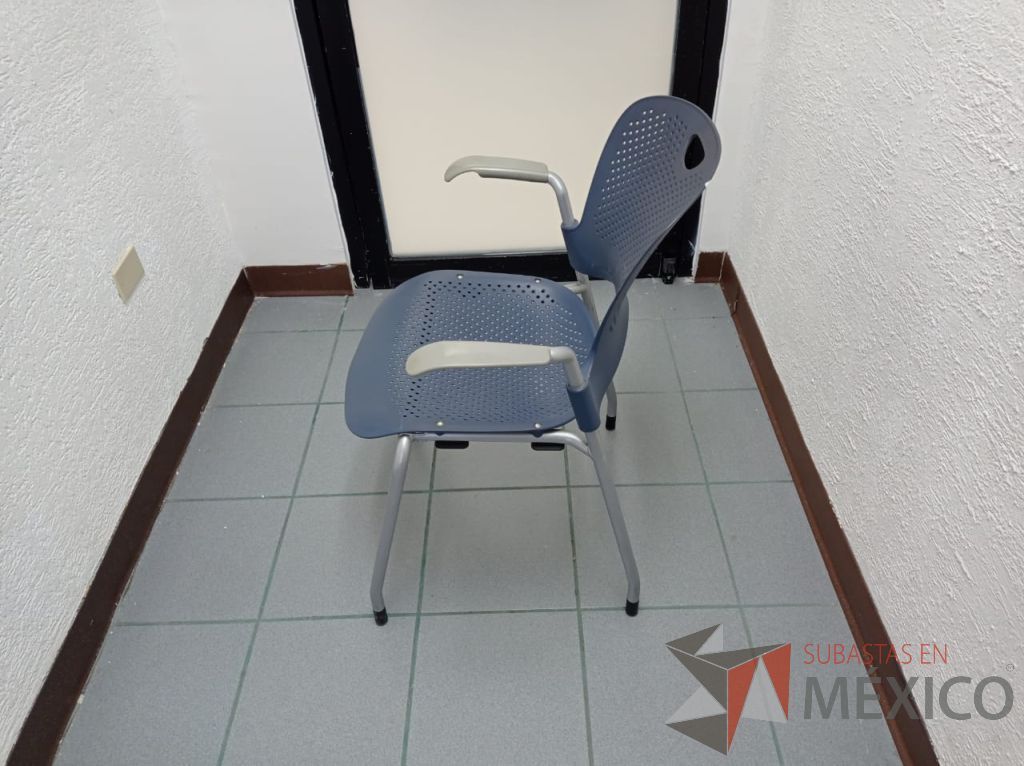 Lote 045 - Silla de visita con 4 patas metálicas, asiento y respaldo color azul marino - Imagen 6