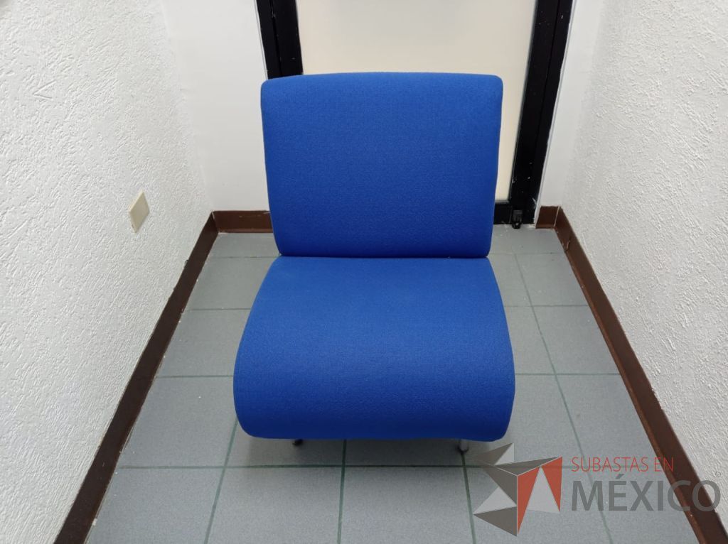 Lote 047 - Sillón de 1 plaza con 4 patas metálicas, asiento y respaldo color azul - Imagen 5