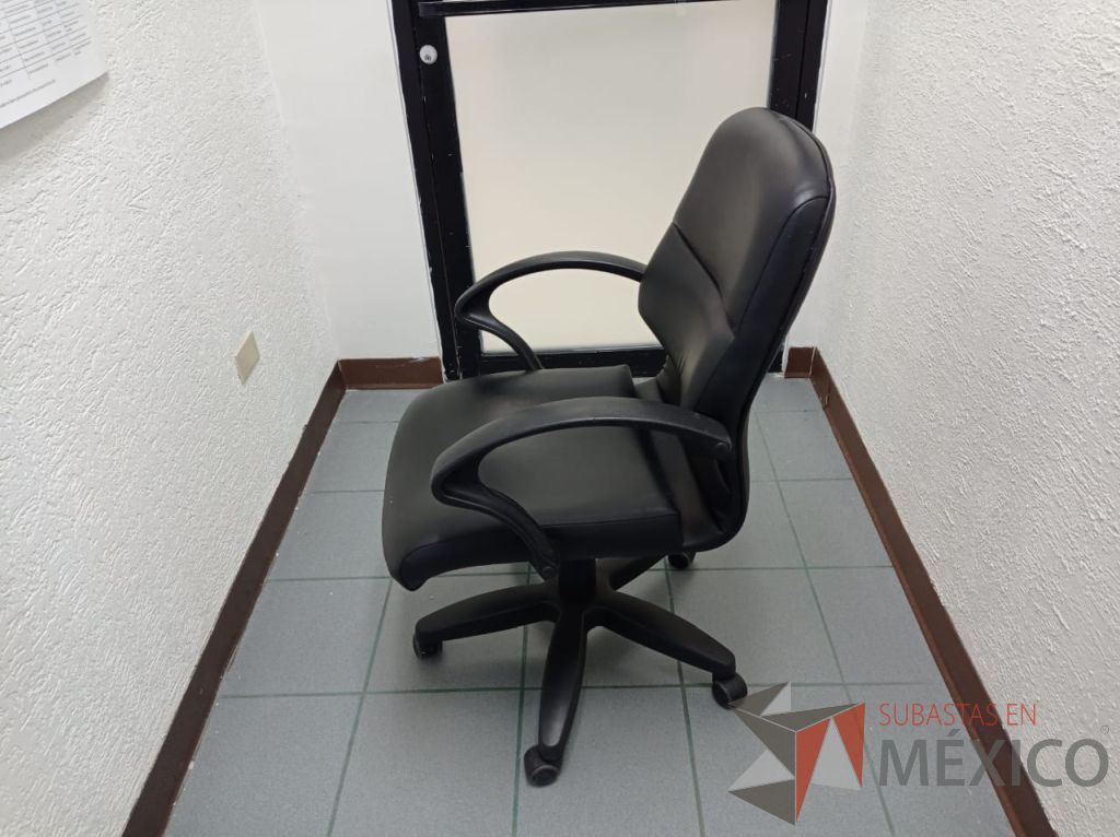 Lote 012 - Silla operativa con ruedas, descansa brazos, asiento y respaldo tipo piel color negro - Imagen 3