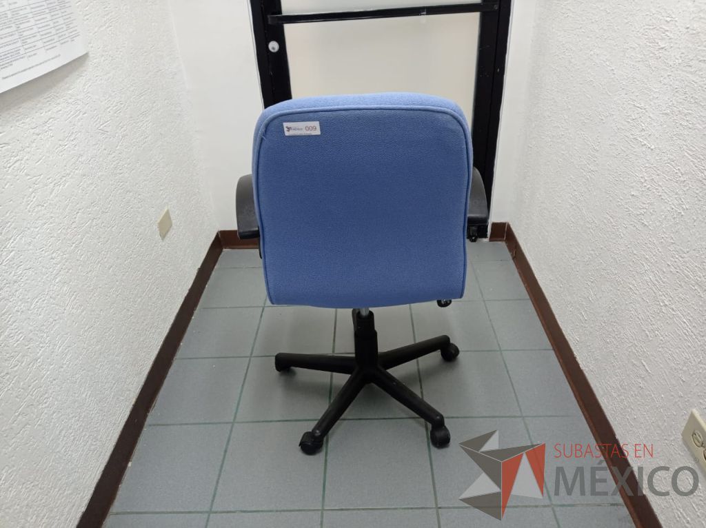 Lote 009 - Silla operativa con ruedas, descansabrazos, asiento color gris y respaldo color azul - Imagen 2