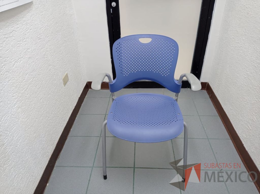 Lote 044 - Silla de visita con ruedas, 4 patas metálicas, asiento y respaldo color azul claro