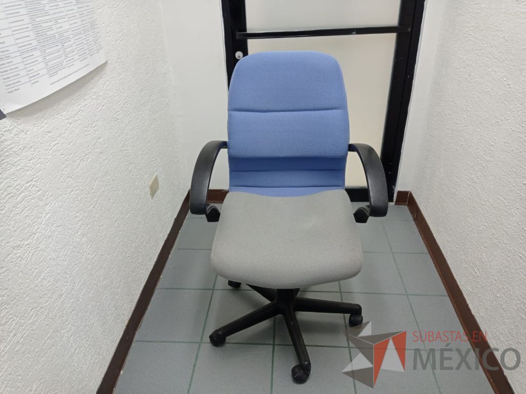 Lote 009 - Silla operativa con ruedas, descansabrazos, asiento color gris y respaldo color azul - Imagen 3