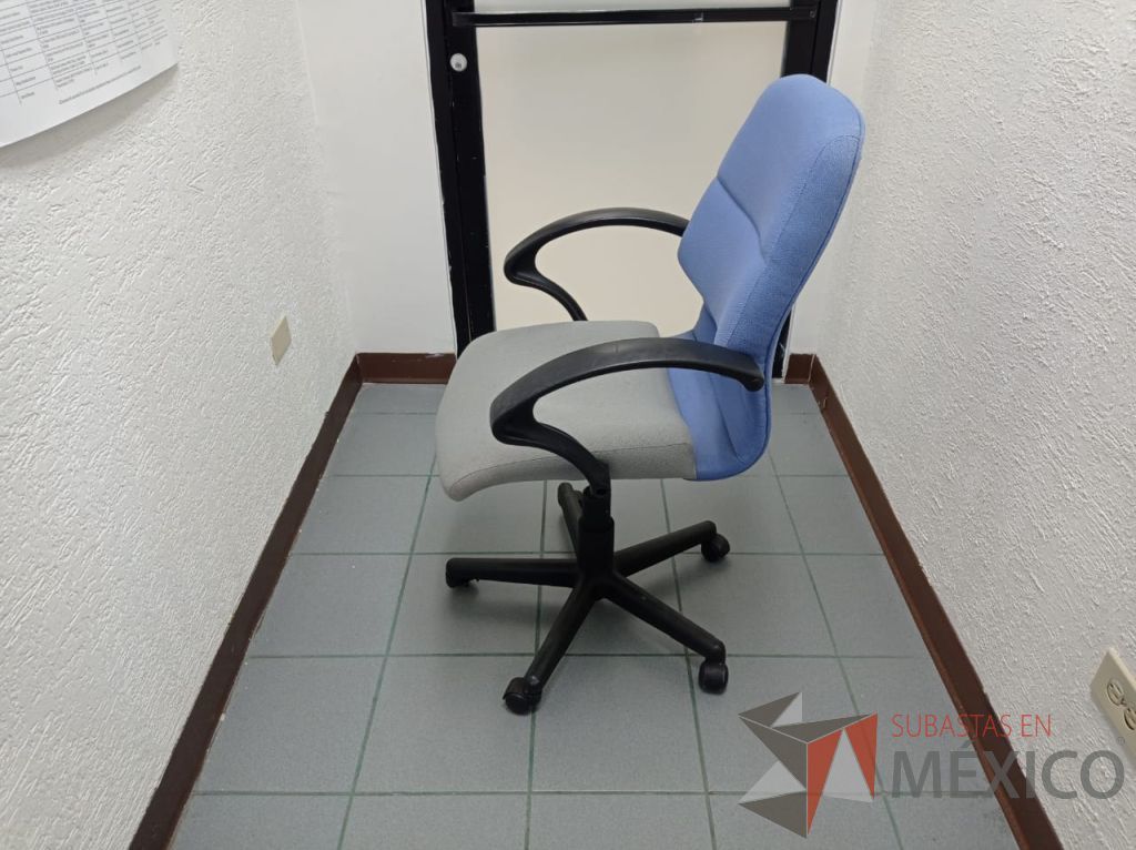 Lote 009 - Silla operativa con ruedas, descansabrazos, asiento color gris y respaldo color azul - Imagen 4