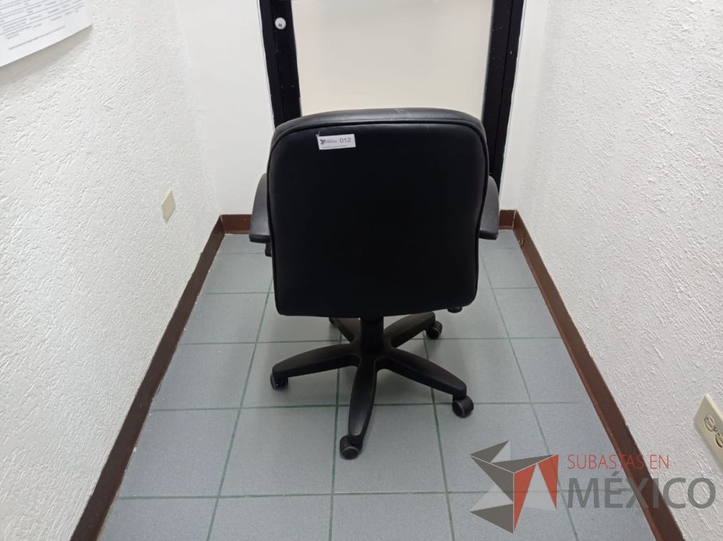 Lote 012 - Silla operativa con ruedas, descansa brazos, asiento y respaldo tipo piel color negro - Imagen 5