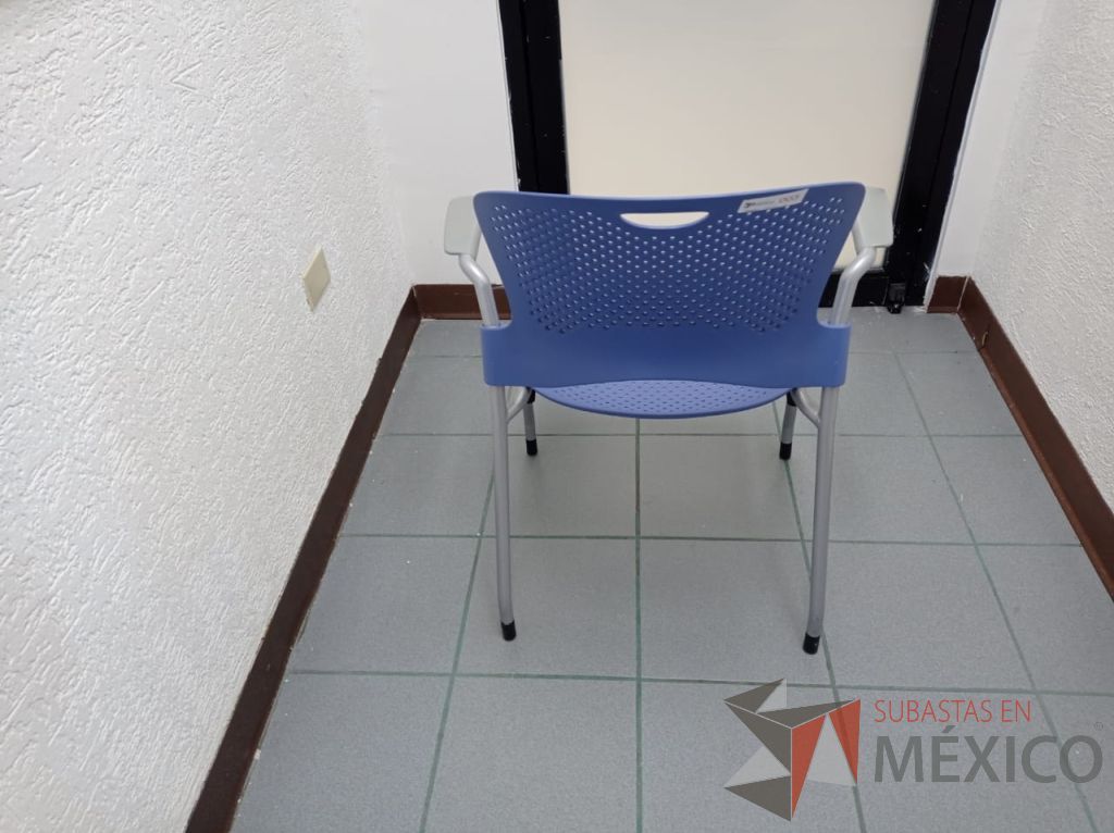 Lote 003 - Silla de visita con 4 patas metálicas, asiento y respaldo color azul claro - Imagen 4