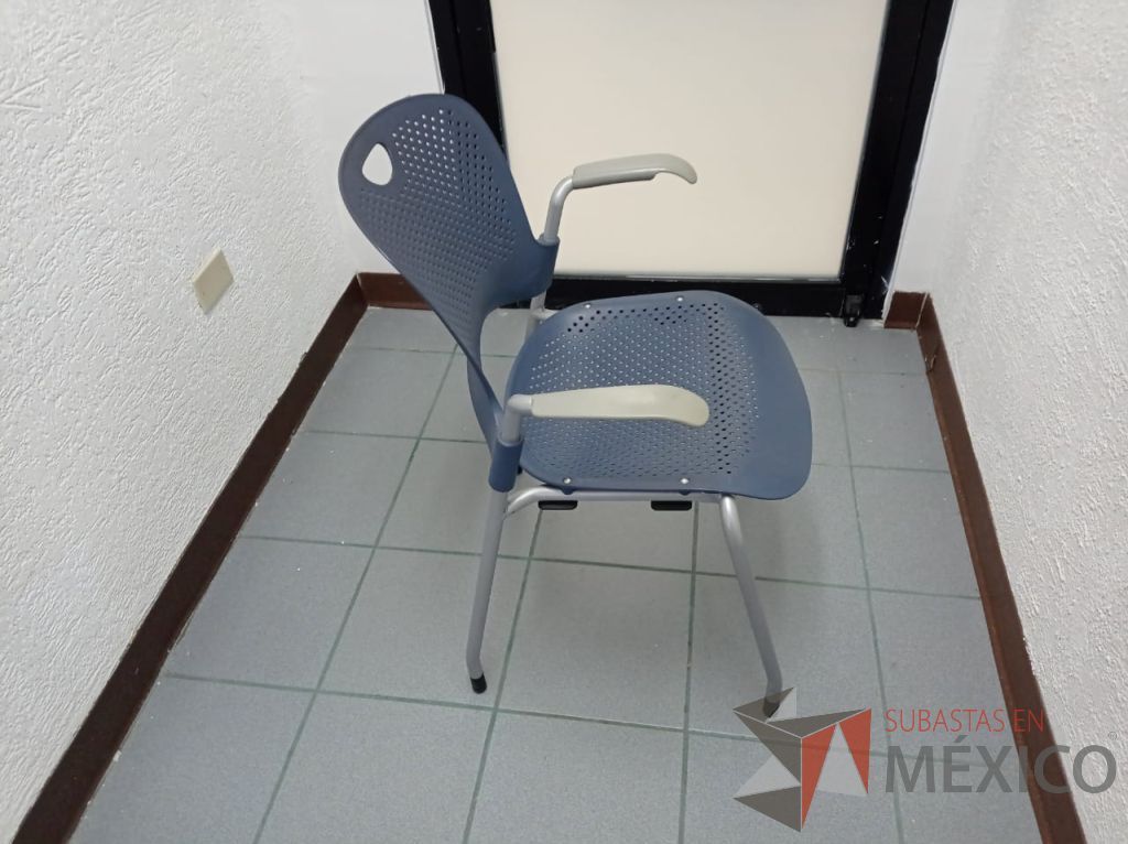 Lote 045 - Silla de visita con 4 patas metálicas, asiento y respaldo color azul marino - Imagen 8