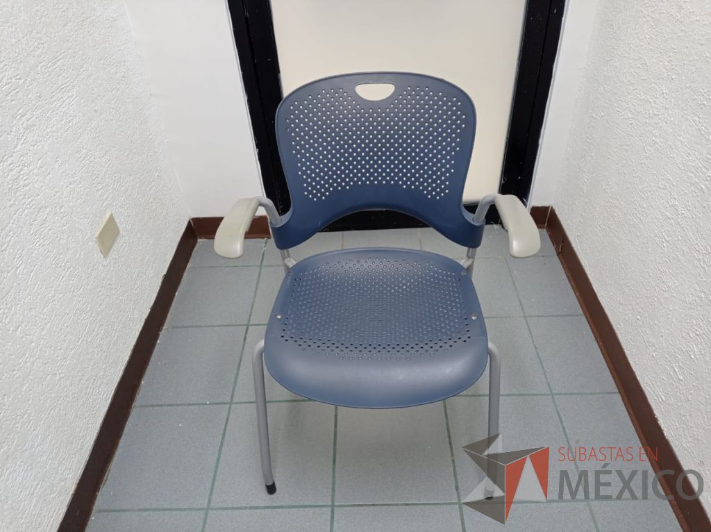 Lote 045 - Silla de visita con 4 patas metálicas, asiento y respaldo color azul marino