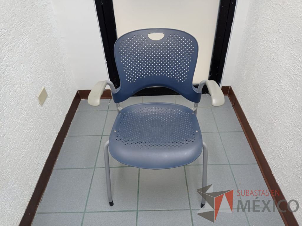 Lote 045 - Silla de visita con 4 patas metálicas, asiento y respaldo color azul marino - Imagen 9