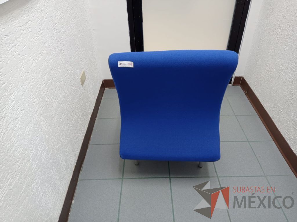 Lote 047 - Sillón de 1 plaza con 4 patas metálicas, asiento y respaldo color azul - Imagen 6