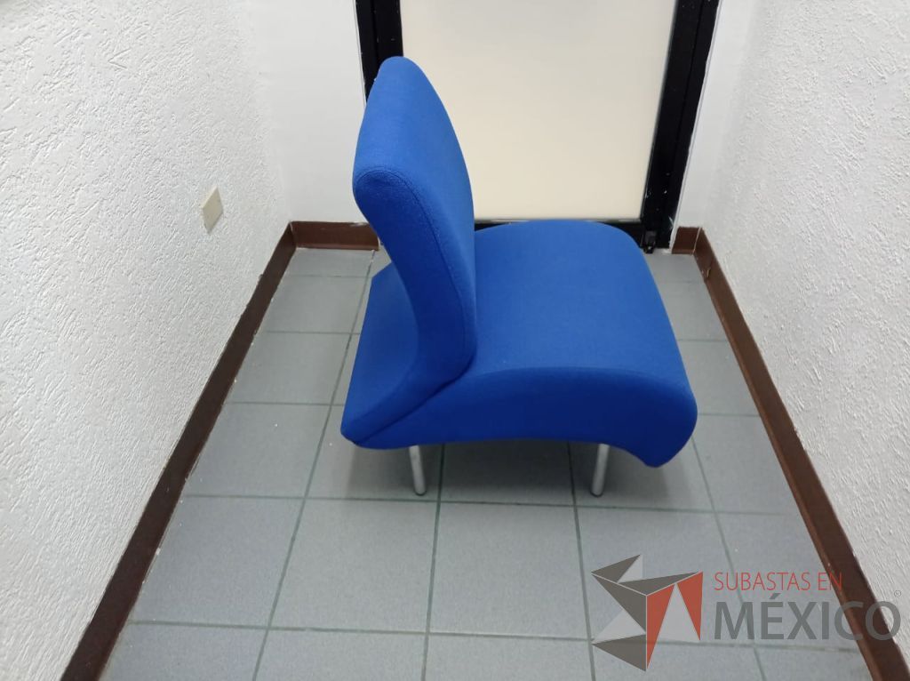 Lote 047 - Sillón de 1 plaza con 4 patas metálicas, asiento y respaldo color azul - Imagen 7