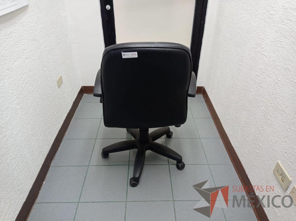 Lote 012 - Silla operativa con ruedas, descansa brazos, asiento y respaldo tipo piel color negro - Imagen 6