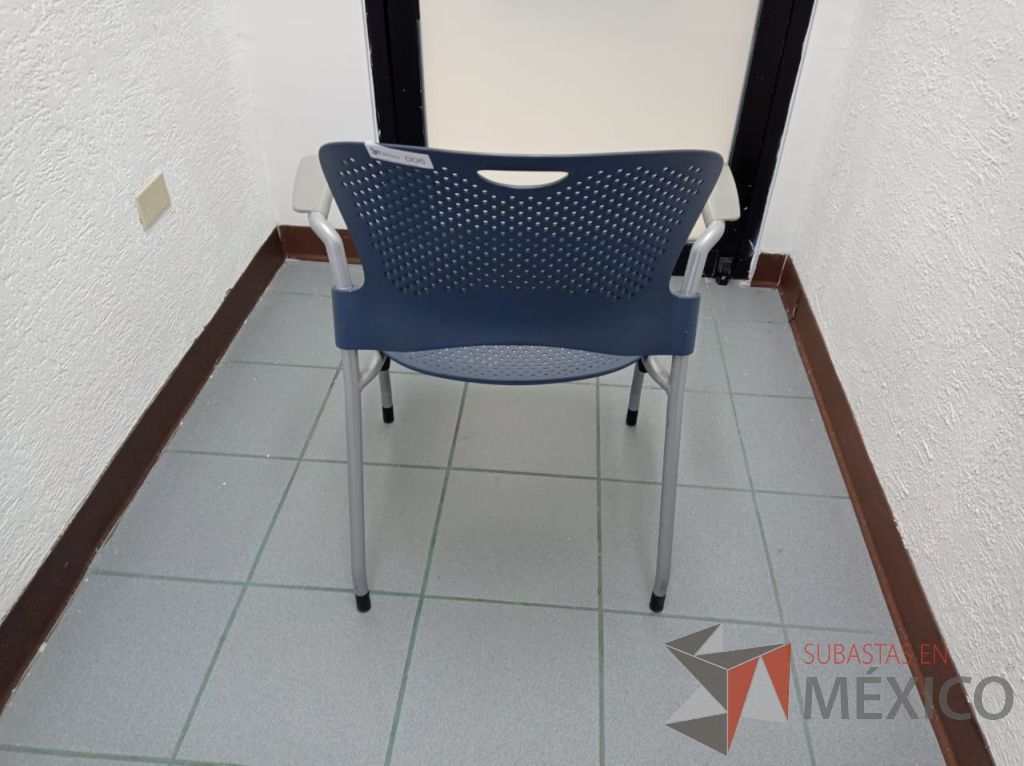 Lote 045 - Silla de visita con 4 patas metálicas, asiento y respaldo color azul marino - Imagen 10