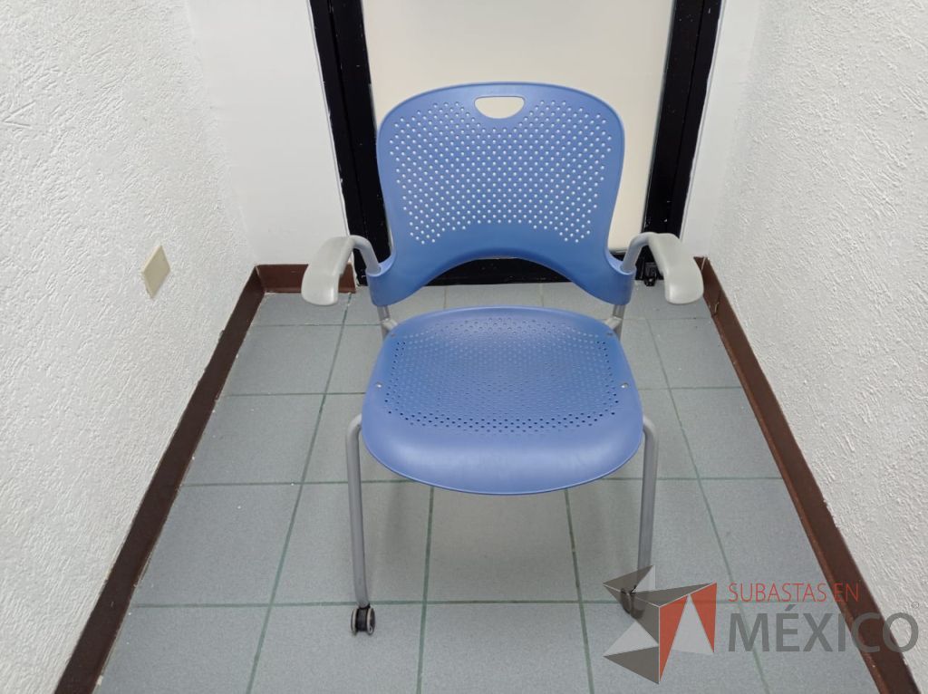 Lote 003 - Silla de visita con 4 patas metálicas, asiento y respaldo color azul claro - Imagen 5