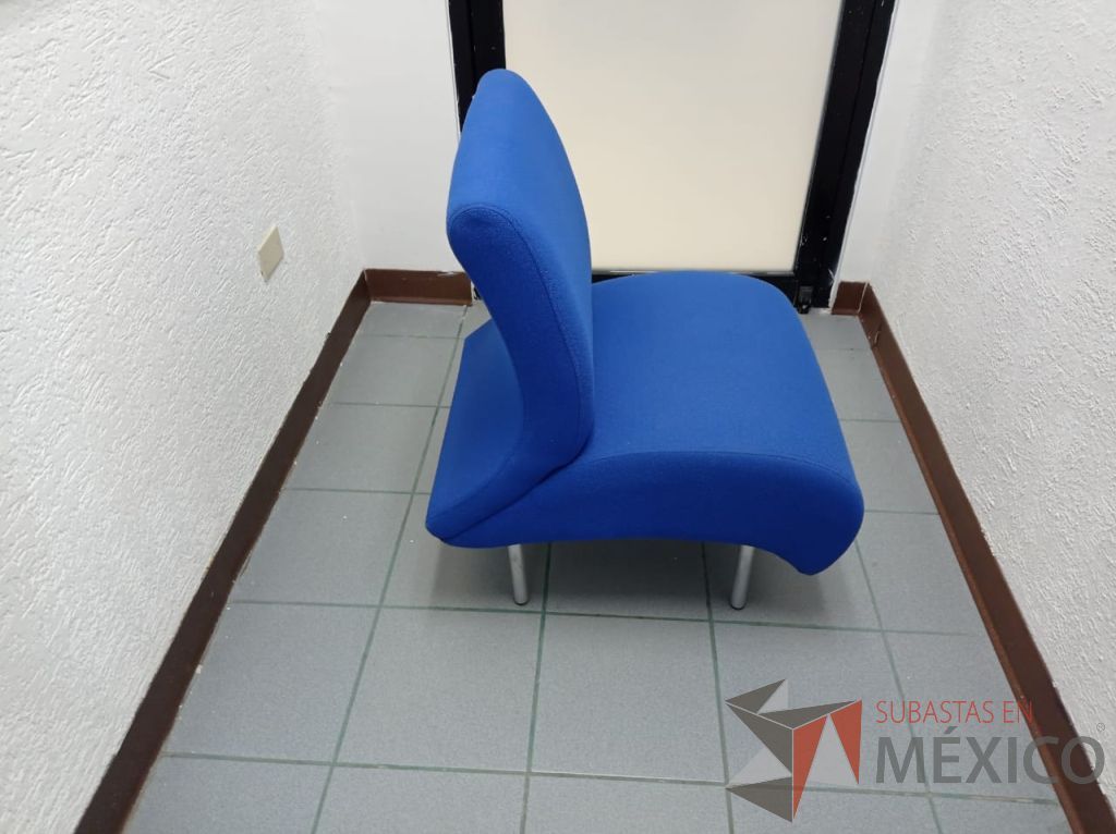 Lote 047 - Sillón de 1 plaza con 4 patas metálicas, asiento y respaldo color azul - Imagen 8