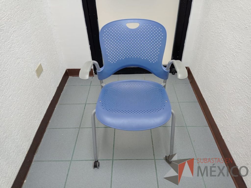 Lote 003 - Silla de visita con 4 patas metálicas, asiento y respaldo color azul claro - Imagen 6