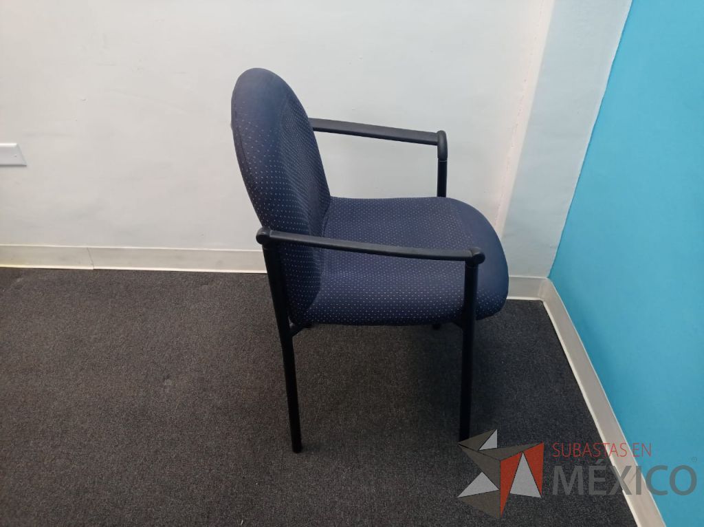 Lote 053 - Silla de visita con 4 patas metálicas con descansa brazos, asiento y respaldo en tela color azul - Imagen 2