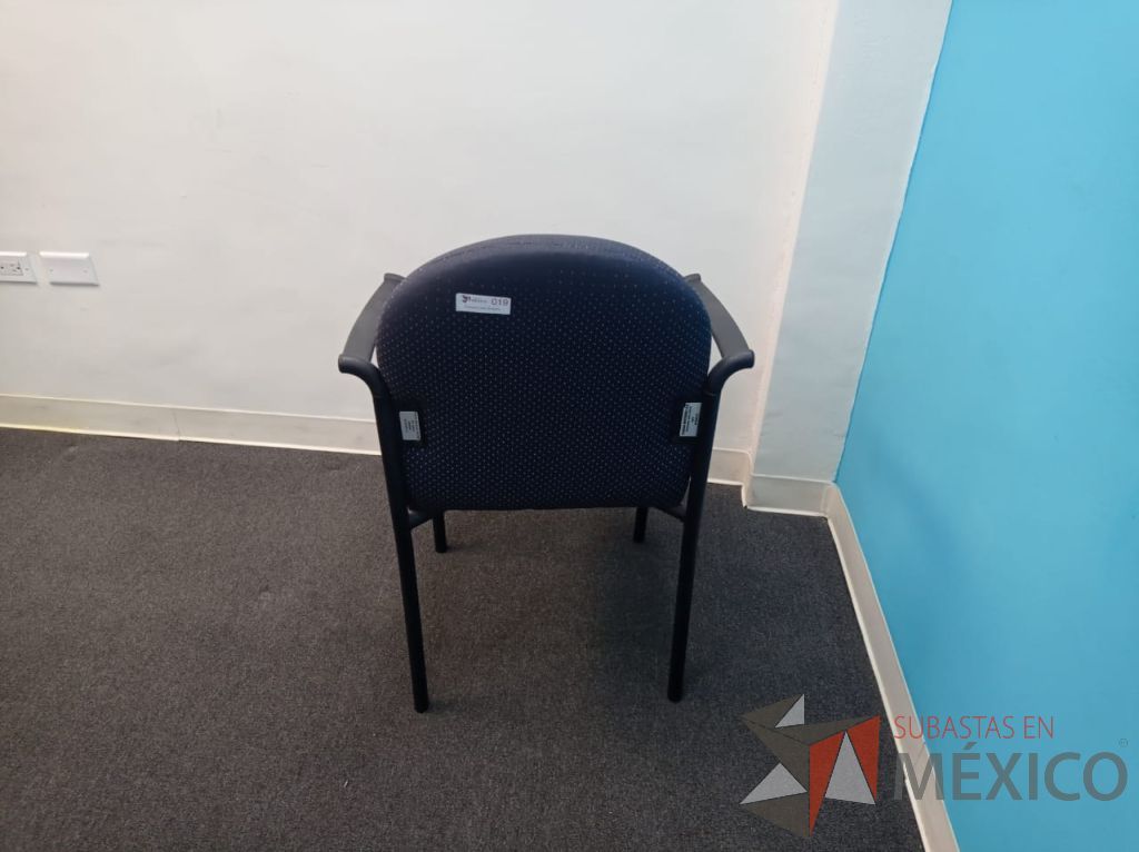 Lote 053 - Silla de visita con 4 patas metálicas con descansa brazos, asiento y respaldo en tela color azul - Imagen 3