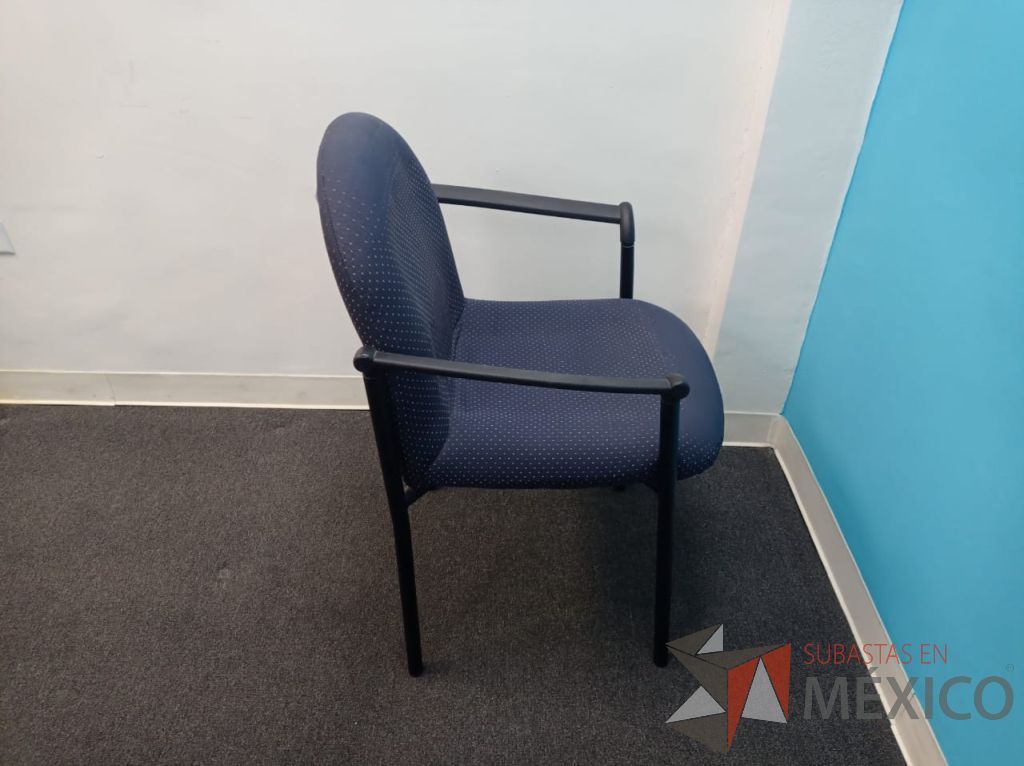 Lote 053 - Silla de visita con 4 patas metálicas con descansa brazos, asiento y respaldo en tela color azul - Imagen 4