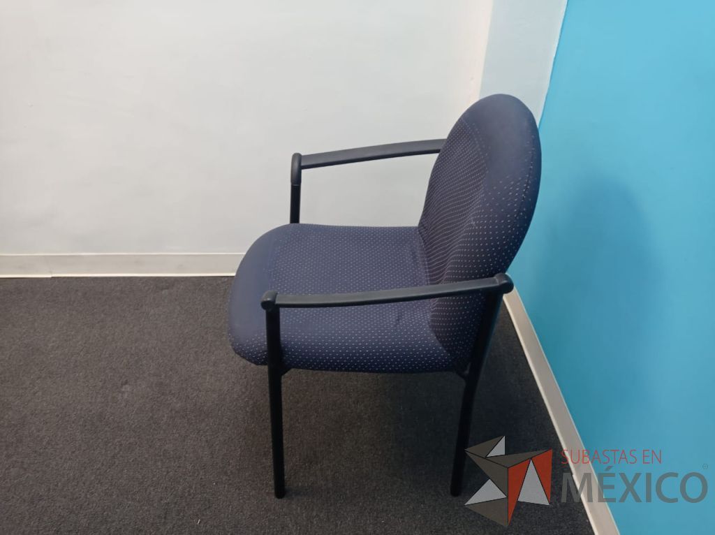 Lote 053 - Silla de visita con 4 patas metálicas con descansa brazos, asiento y respaldo en tela color azul - Imagen 5