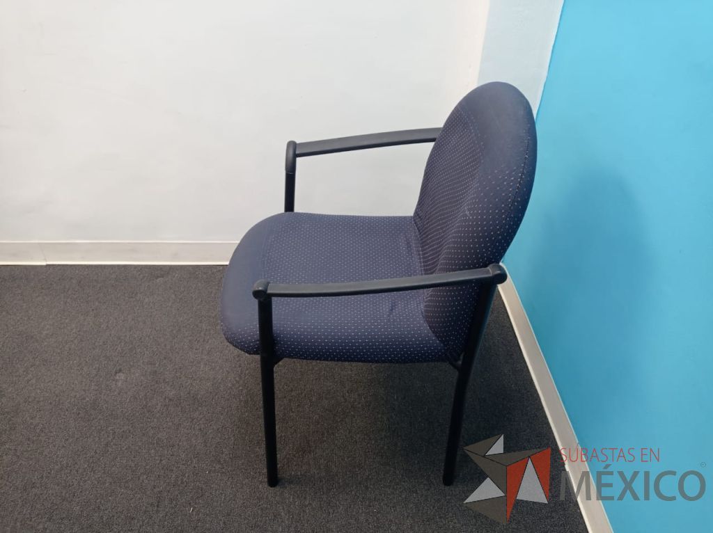 Lote 053 - Silla de visita con 4 patas metálicas con descansa brazos, asiento y respaldo en tela color azul - Imagen 6