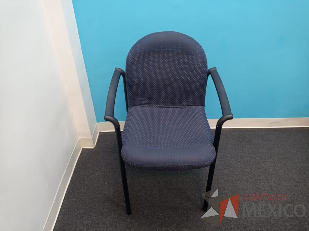 Lote 053 - Silla de visita con 4 patas metálicas con descansa brazos, asiento y respaldo en tela color azul