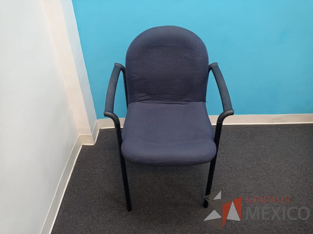 Lote 053 - Silla de visita con 4 patas metálicas con descansa brazos, asiento y respaldo en tela color azul - Imagen 7