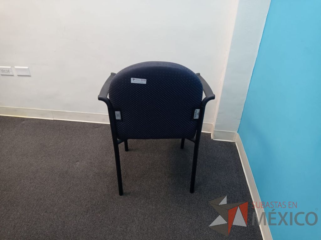 Lote 053 - Silla de visita con 4 patas metálicas con descansa brazos, asiento y respaldo en tela color azul - Imagen 8