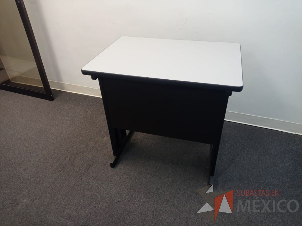 Lote 072 - Mesa de apoyo con base metálica y cubierta color gris - Imagen 2