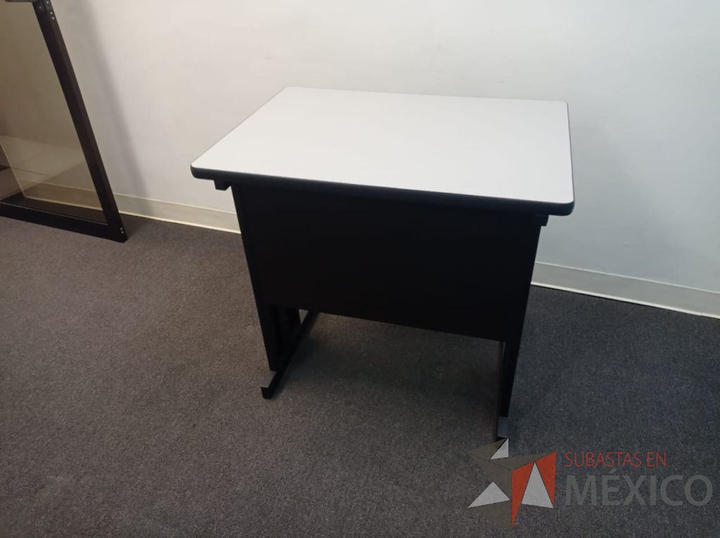 Lote 072 - Mesa de apoyo con base metálica y cubierta color gris - Imagen 3