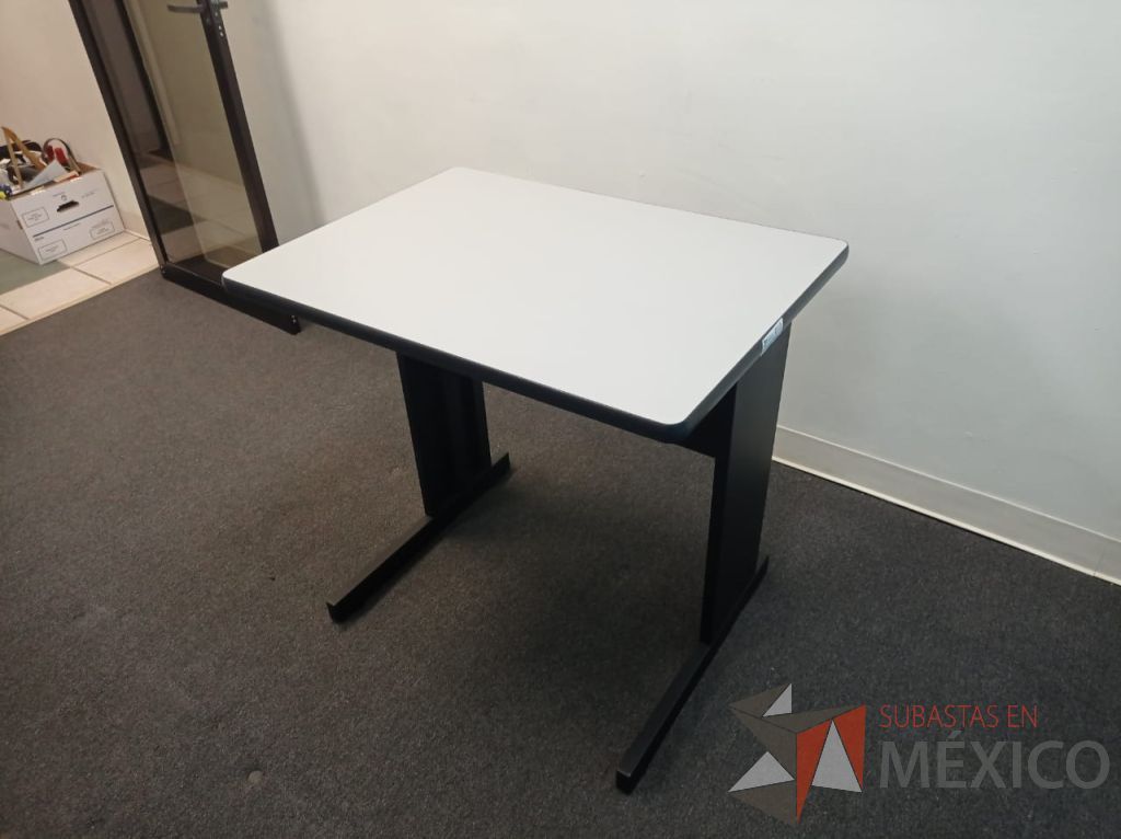 Lote 072 - Mesa de apoyo con base metálica y cubierta color gris - Imagen 4