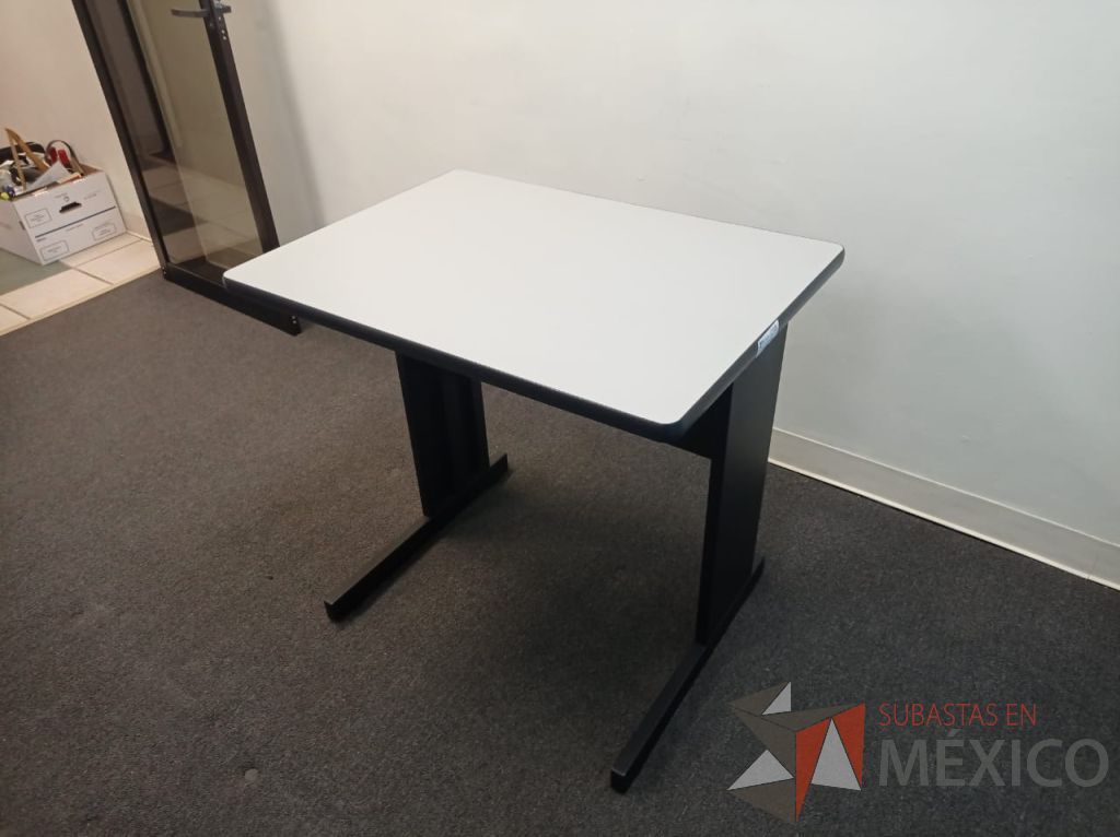 Lote 072 - Mesa de apoyo con base metálica y cubierta color gris - Imagen 5