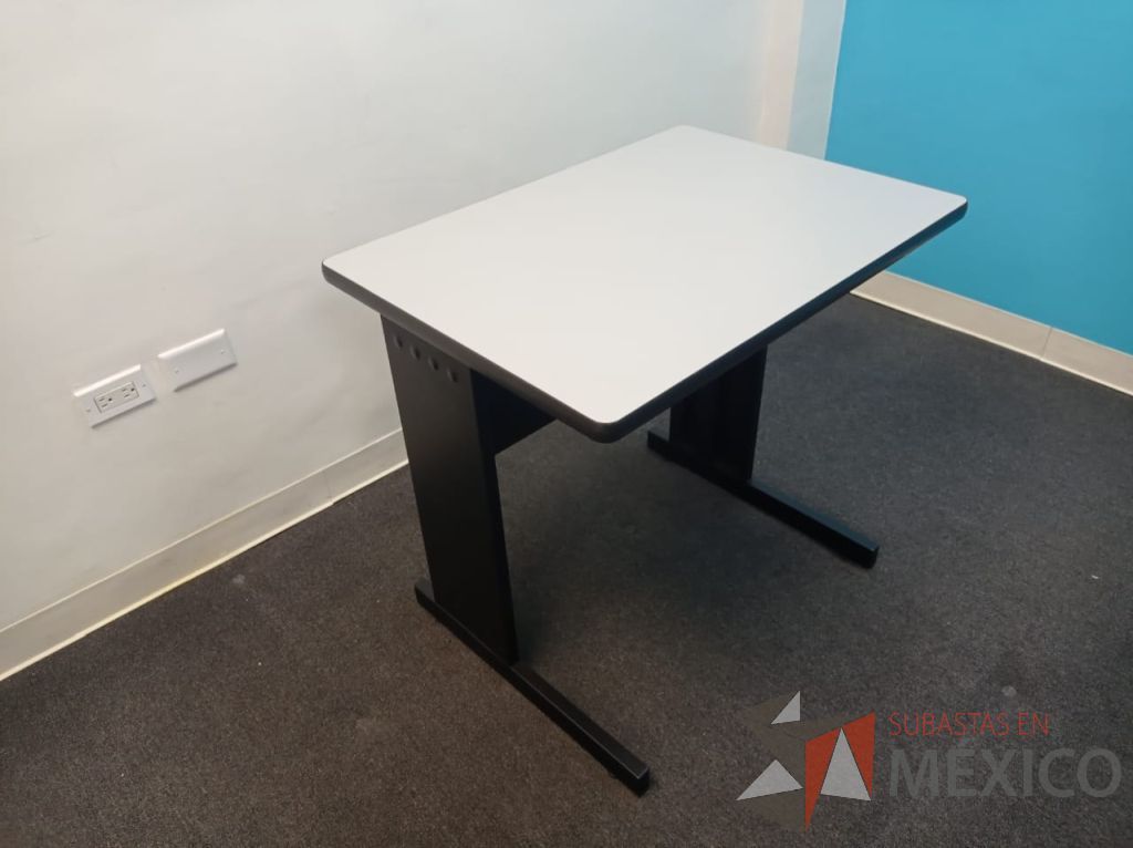 Lote 072 - Mesa de apoyo con base metálica y cubierta color gris