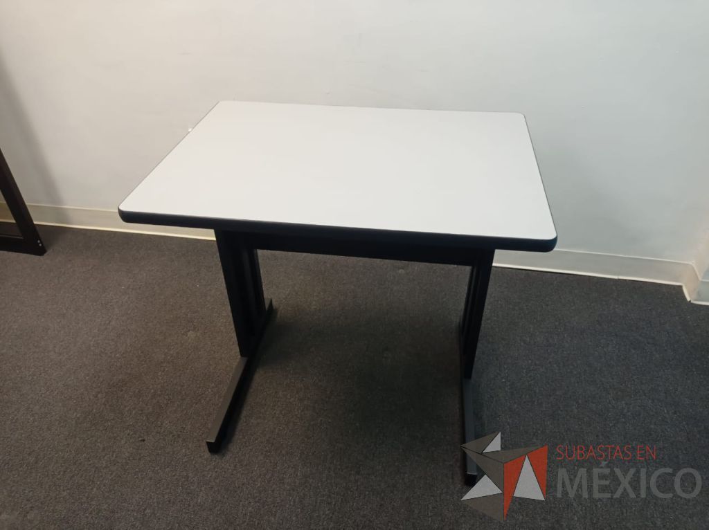 Lote 072 - Mesa de apoyo con base metálica y cubierta color gris - Imagen 6