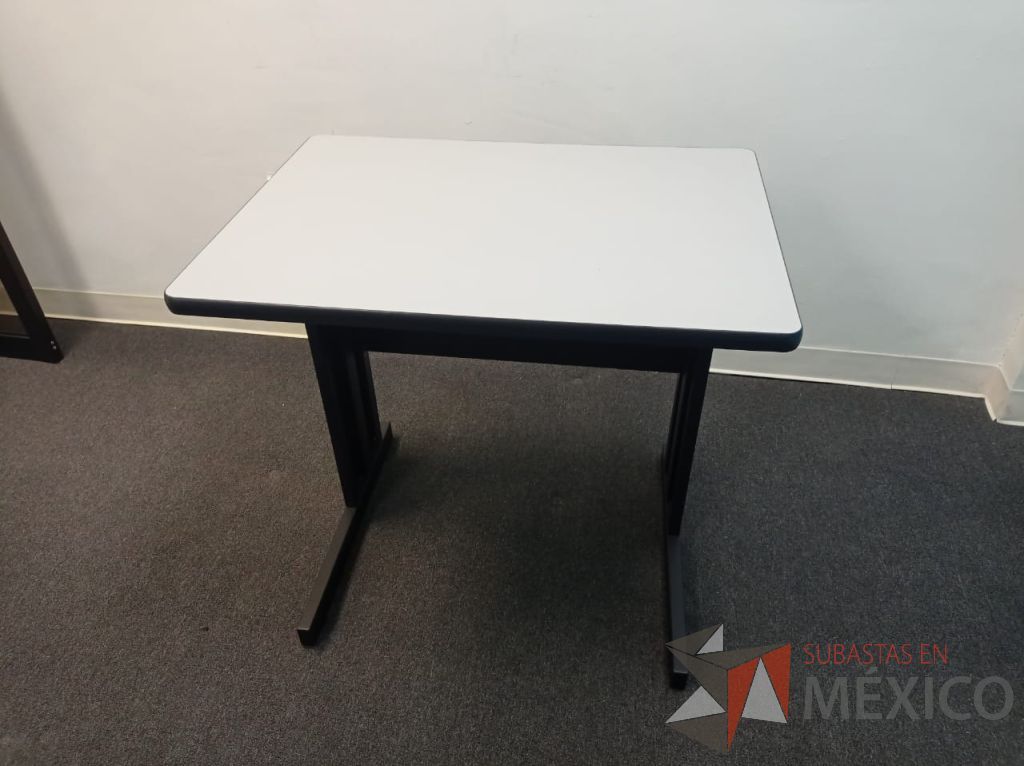 Lote 072 - Mesa de apoyo con base metálica y cubierta color gris - Imagen 7