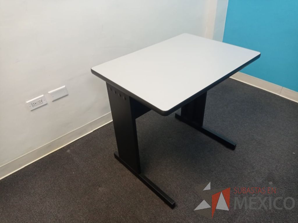 Lote 072 - Mesa de apoyo con base metálica y cubierta color gris - Imagen 8