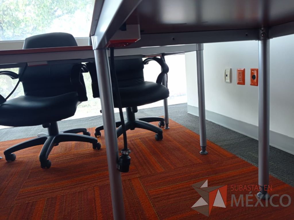 Lote 069 - Mesa de trabajo, estructura metálica y cubierta color madera - Imagen 2