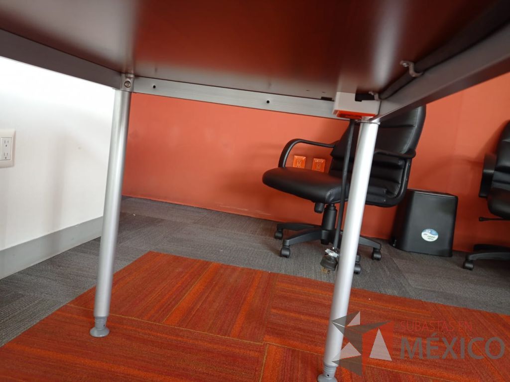Lote 069 - Mesa de trabajo, estructura metálica y cubierta color madera - Imagen 3