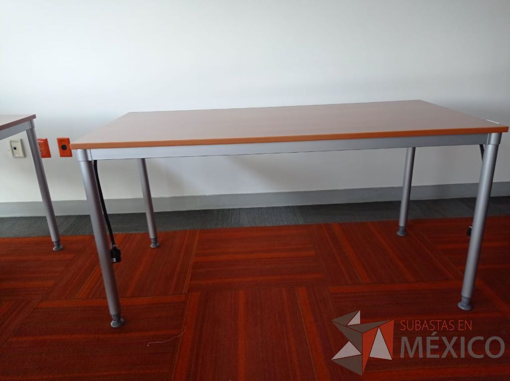 Lote 069 - Mesa de trabajo, estructura metálica y cubierta color madera - Imagen 4