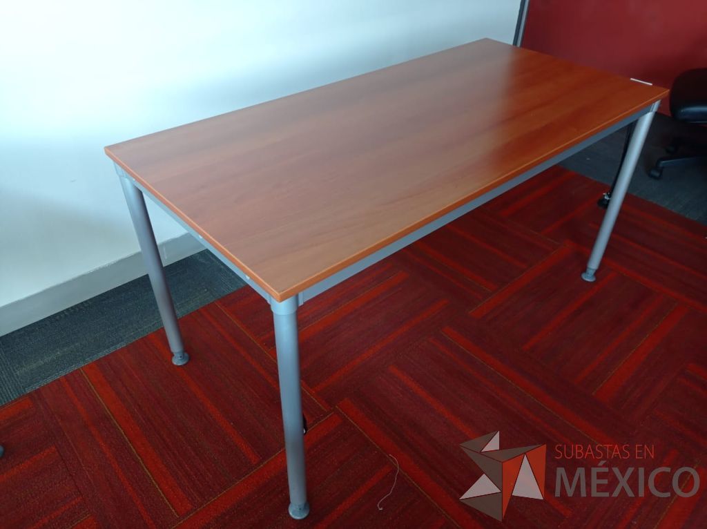 Lote 069 - Mesa de trabajo, estructura metálica y cubierta color madera - Imagen 5