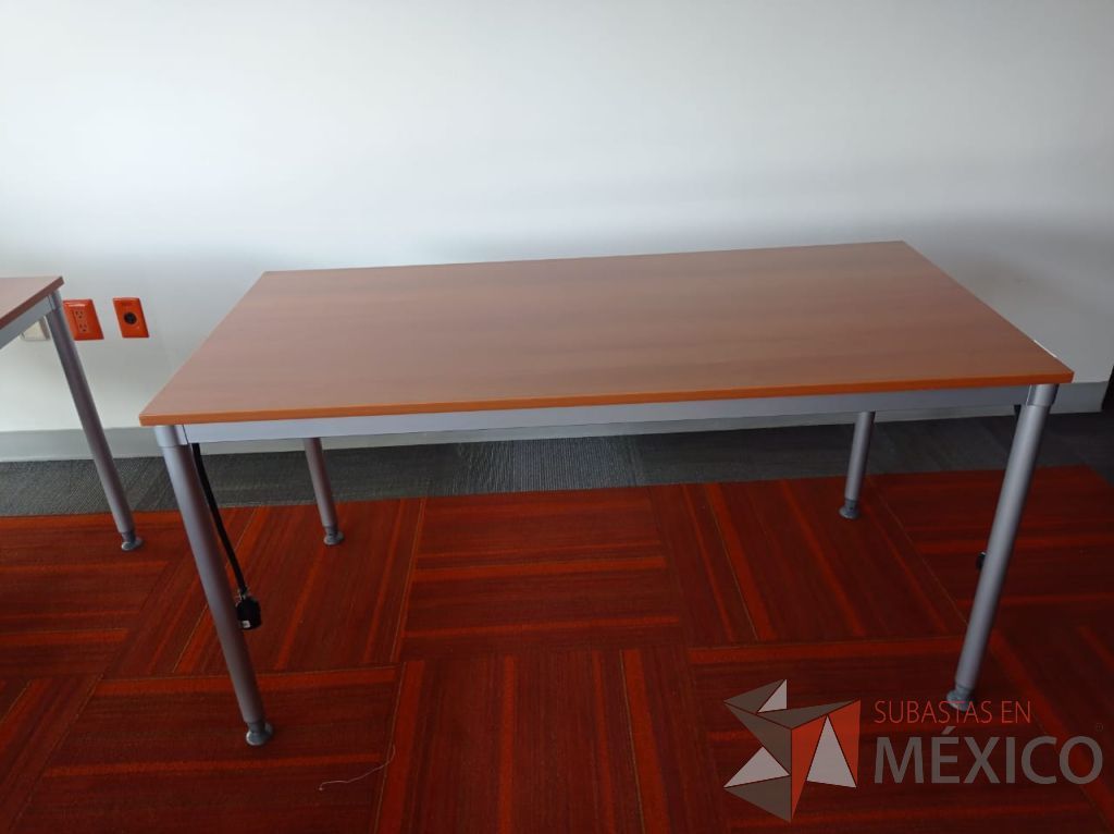 Lote 069 - Mesa de trabajo, estructura metálica y cubierta color madera