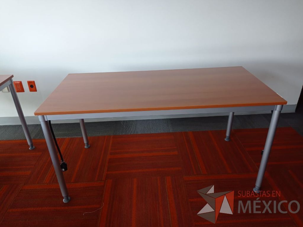 Lote 069 - Mesa de trabajo, estructura metálica y cubierta color madera - Imagen 6